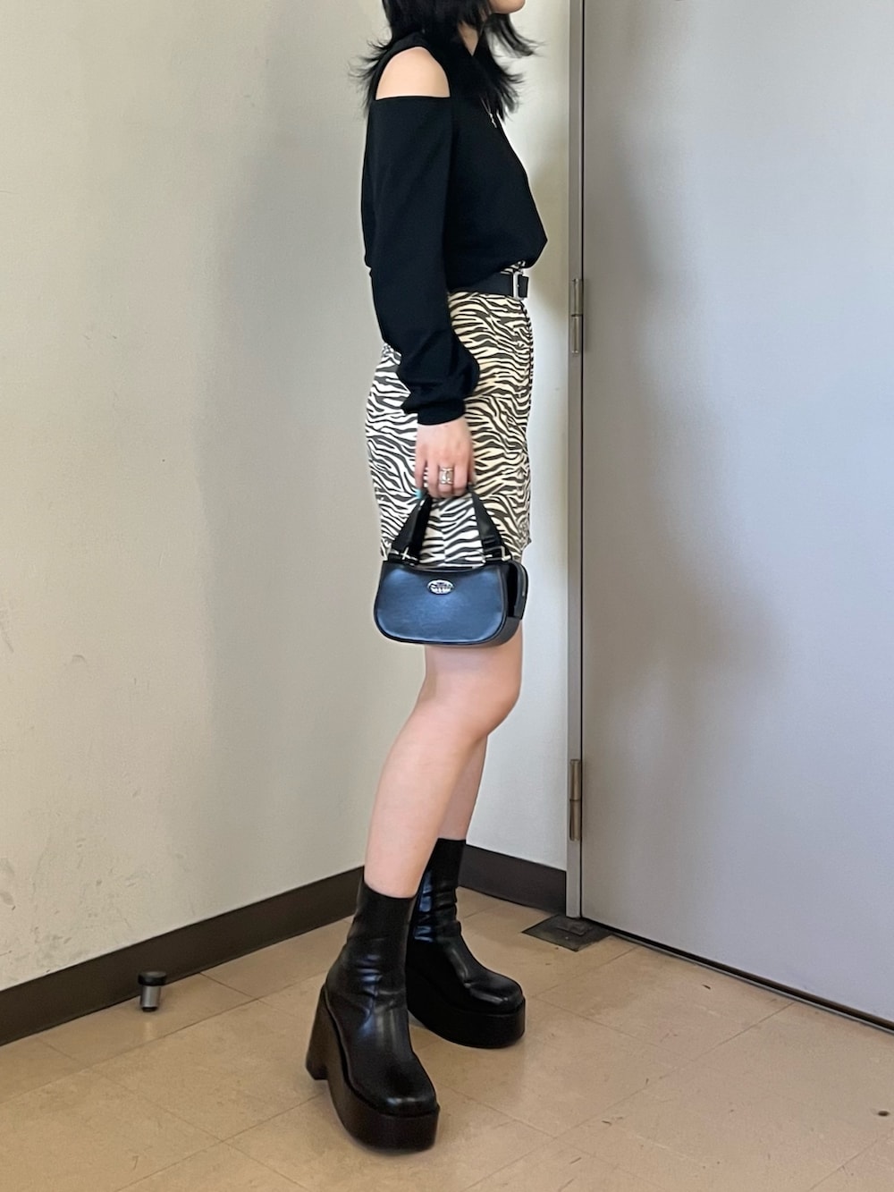 ブラック系のTシャツ/カットソー、その他のスカート、ブラック系のハンドバッグを着用したレディースの春コーディネートの3枚目の写真