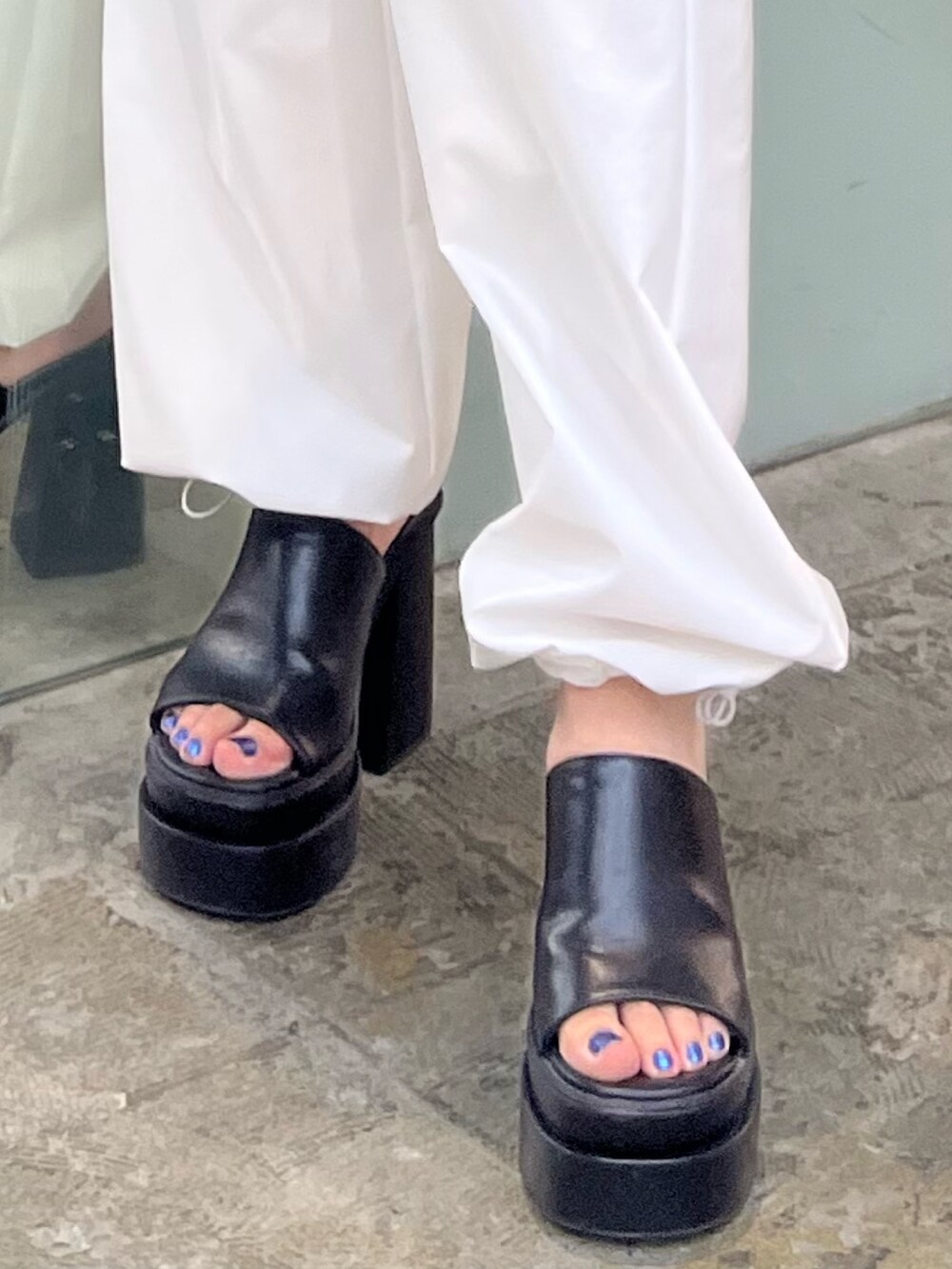 ブラック系のTシャツ/カットソー、ホワイト系のその他パンツ、ブラック系のサンダルを着用したレディースの夏コーディネートの7枚目の写真