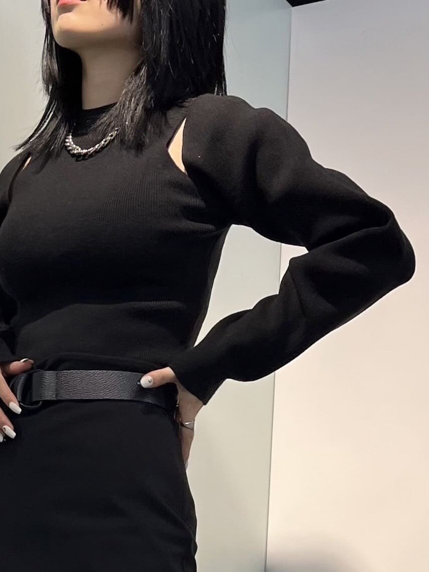 ブラック系のブーツ、その他のテーラードジャケット、ブラック系のスカートを着用したレディースの秋コーディネートの7枚目の写真