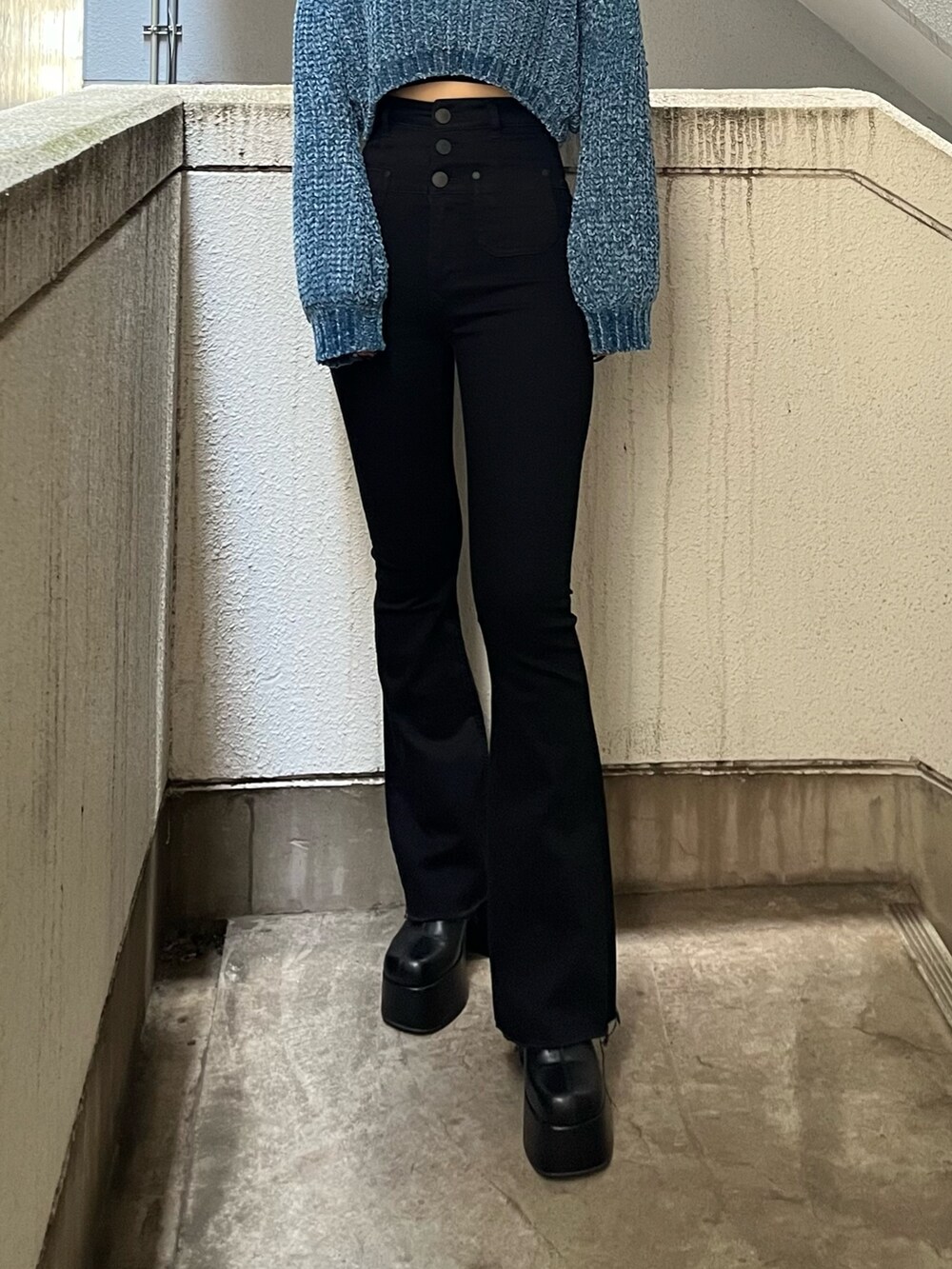 「ニット、ショートニット、モールニット、ブルーニット、ハイウエストデニム、秋コーデ、厚底ブーツ、ショートブーツ、フレアデニム、高身長女子」｜「EMODAのデザインポケットハイウエストフレアパギンス（デニムパンツ、ブラック系）」を使った、丸山幾世子さん（レディース・168cm）の秋コーディネートの6枚目の写真