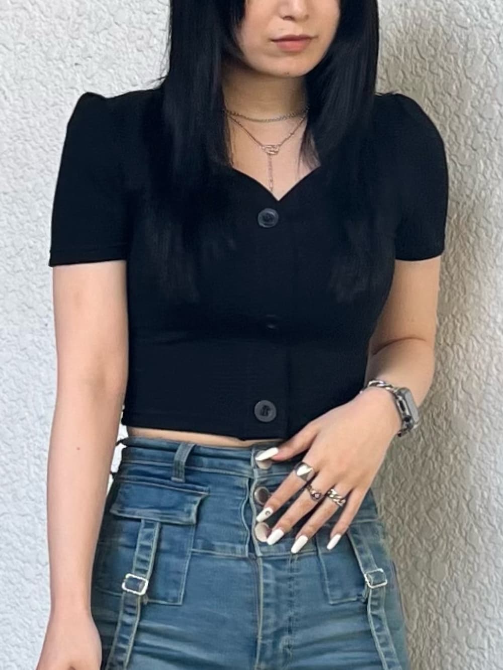 ブラック系のTシャツ/カットソー、ブルー系のデニムパンツ、シルバー系のハンドバッグを着用したレディースの夏コーディネートの5枚目の写真