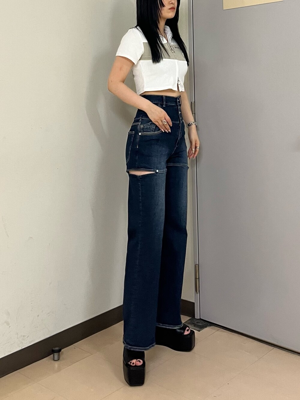 ホワイト系のTシャツ/カットソー、ブルー系のデニムパンツ、ブラック系のサンダルを着用したレディースの春コーディネートの3枚目の写真