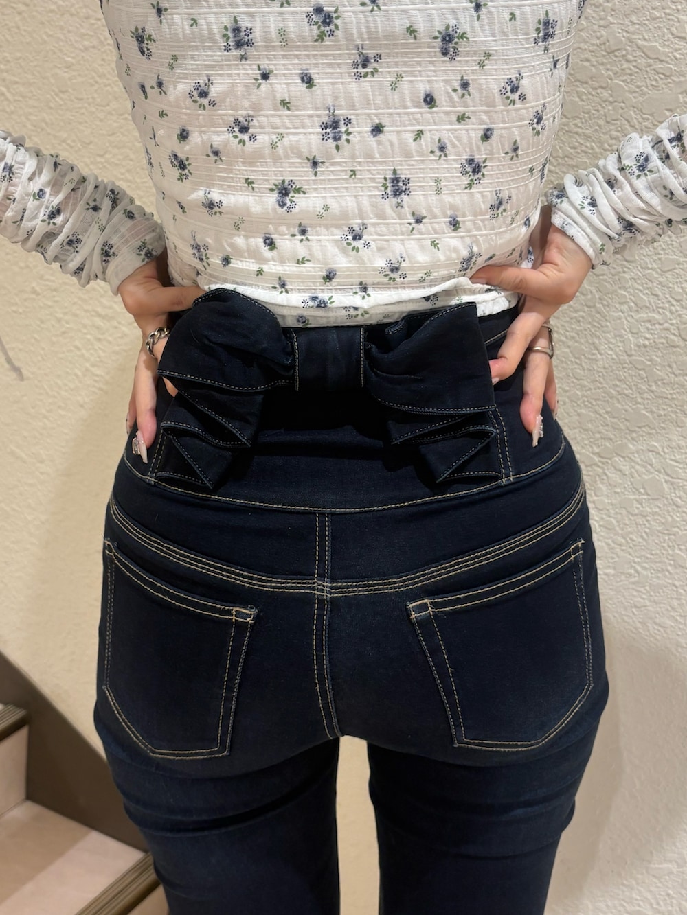ホワイト系のTシャツ/カットソー、ブルー系のデニムパンツ、ブラック系のサンダルを着用したレディースの春コーディネートの5枚目の写真