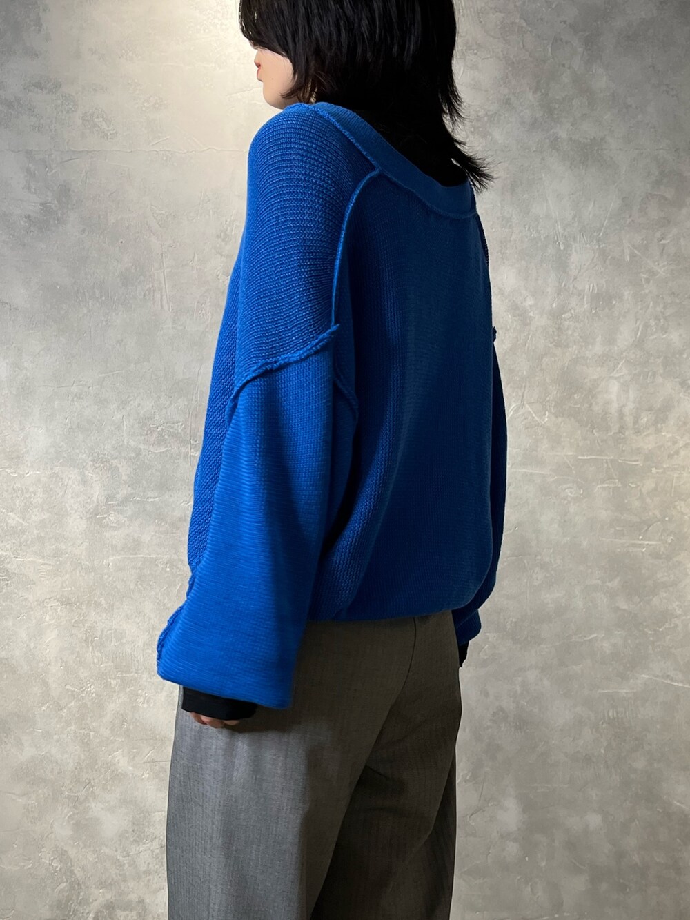 ブルー系のカーディガン/ボレロ、ブラック系のシャツ/ブラウス、グレー系のその他パンツを着用したレディースの冬コーディネートの4枚目の写真