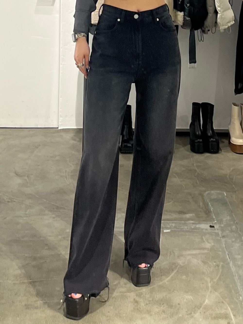 「クロップド丈、ショートシャツ、柄シャツ、チェックシャツ、オールブラック、モノトーン、ワイドデニム、ローライズ、へそ出し、厚底サンダル、デニムコーデ、高身長女子」｜「EMODAのカットオフクロップドシャツ（シャツ/ブラウス、その他）」を使った、丸山幾世子さん（レディース・168cm）の夏コーディネートの7枚目の写真