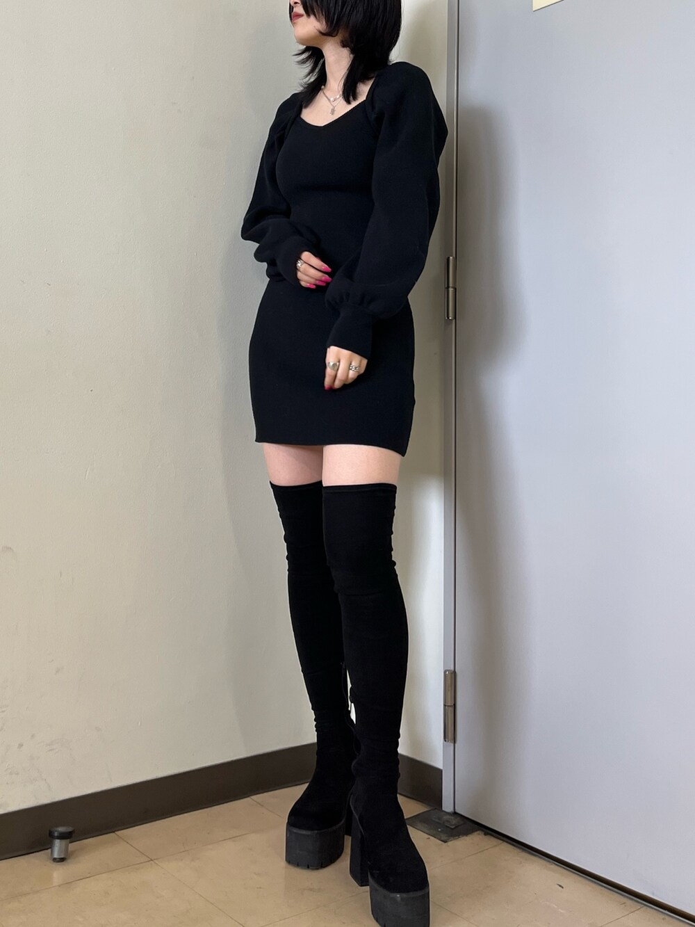 ブラウン系のその他アウター、ブラック系のワンピース、ブラック系のブーツを着用したレディースの冬コーディネートの5枚目の写真