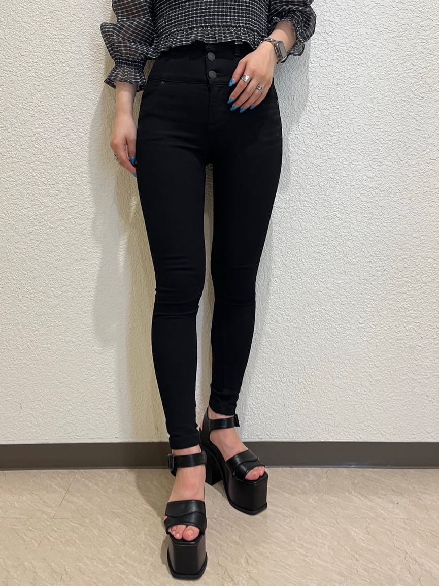 ブラック系のデニムパンツ、ブラック系のサンダル、その他のTシャツ/カットソーを着用したレディースの夏コーディネートの5枚目の写真