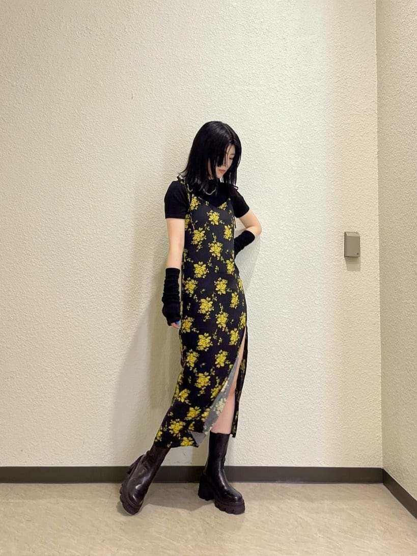 ブラック系のTシャツ/カットソー、その他のワンピース、ブラック系のブーツを着用したレディースの夏コーディネートの4枚目の写真