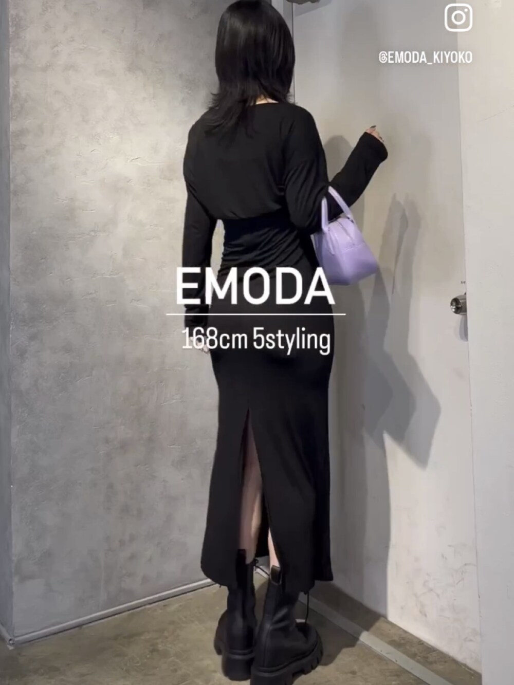 ブラック系のブーツ、パープル系のハンドバッグ、ブラック系のワンピースを着用したレディースの春コーディネートの2枚目の写真