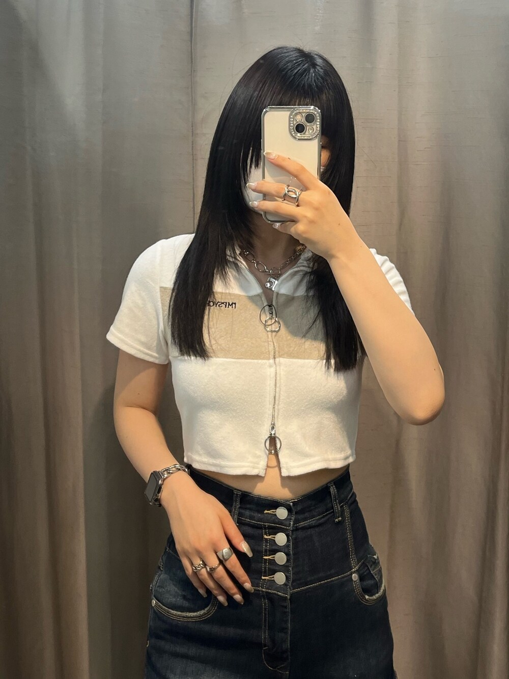 ホワイト系のTシャツ/カットソー、ブルー系のデニムパンツ、ブラック系のサンダルを着用したレディースの春コーディネートの5枚目の写真