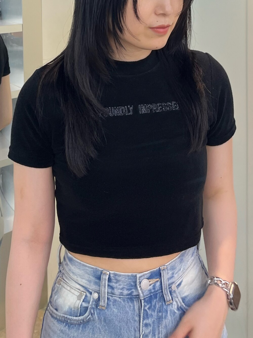 ブラック系のTシャツ/カットソー、ブルー系のデニムパンツ、シルバー系のハンドバッグを着用したレディースの夏コーディネートの4枚目の写真