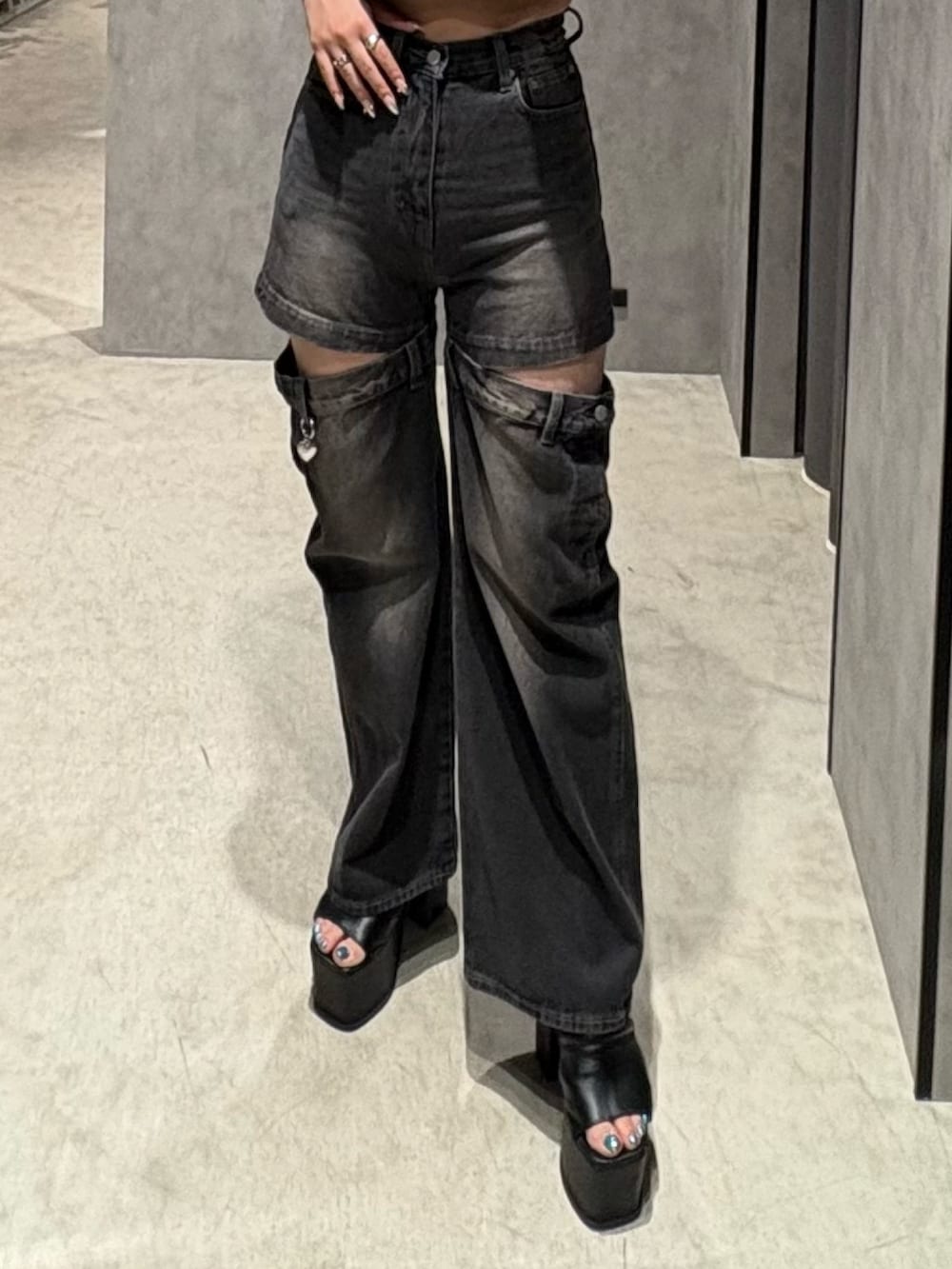 ブラウン系のTシャツ/カットソー、ブラック系のデニムパンツ、ブラック系のサンダルを着用したレディースの夏コーディネートの5枚目の写真