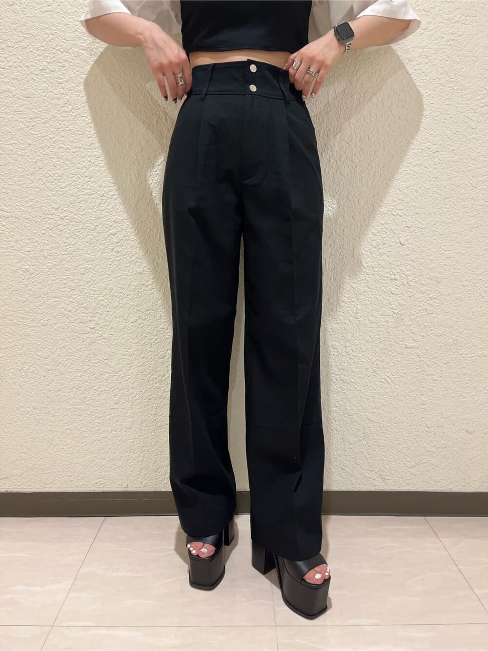 ブラック系のサンダル、ホワイト系のシャツ/ブラウス、ブラック系のその他パンツを着用したレディースの春コーディネートの5枚目の写真