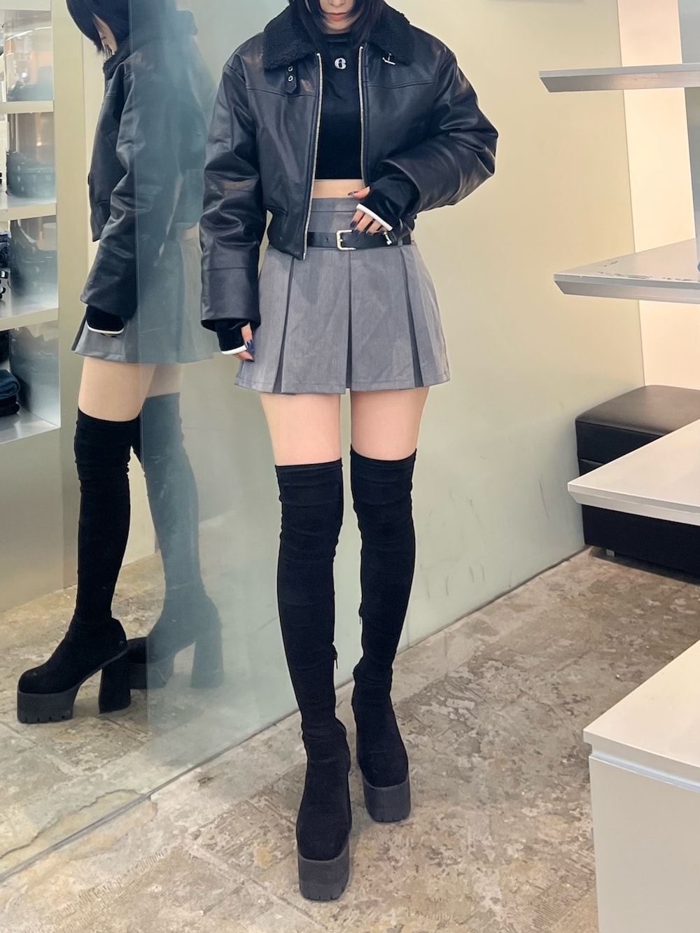 ブラック系のTシャツ/カットソー、ブラック系のブルゾン、グレー系のスカートを着用したレディースの秋コーディネートの2枚目の写真