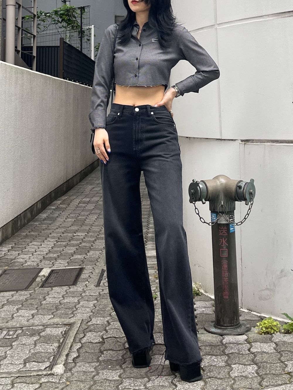 「クロップド丈、ショートシャツ、柄シャツ、チェックシャツ、オールブラック、モノトーン、ワイドデニム、ローライズ、へそ出し、厚底サンダル、デニムコーデ、高身長女子」｜「EMODAのカットオフクロップドシャツ（シャツ/ブラウス、その他）」を使った、丸山幾世子さん（レディース・168cm）の夏コーディネートの2枚目の写真