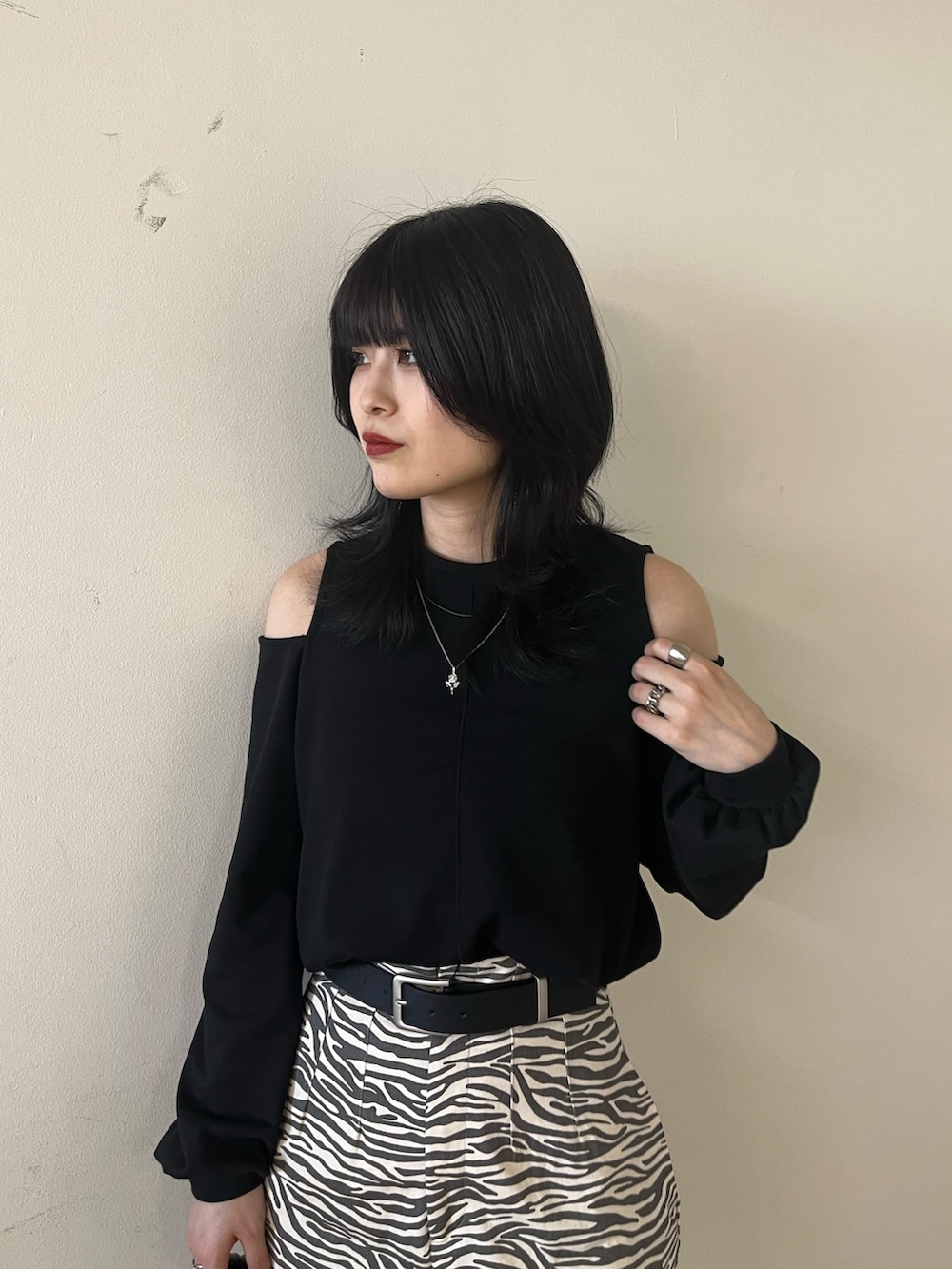 ブラック系のTシャツ/カットソー、その他のスカート、ブラック系のハンドバッグを着用したレディースの春コーディネートの5枚目の写真