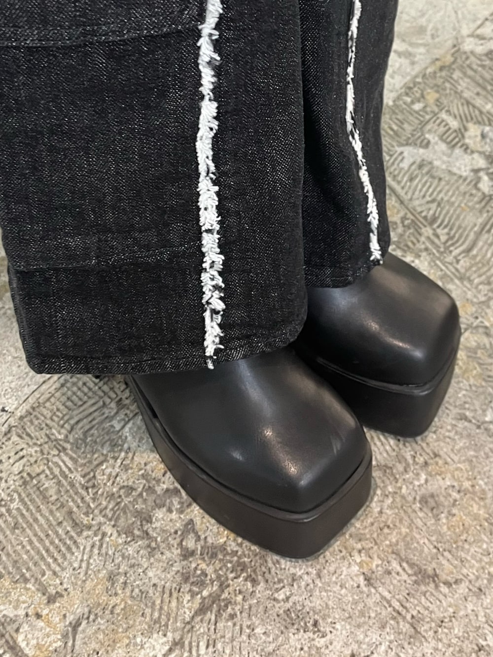 ホワイト系のニット/セーター、ブラック系のデニムパンツ、ブラック系のブーツを着用したレディースの秋コーディネートの7枚目の写真