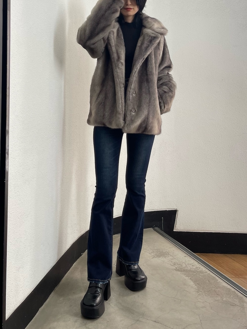 ブラック系のローファー、ブルー系のデニムパンツ、グレー系のその他アウターを着用したレディースの秋コーディネートの3枚目の写真