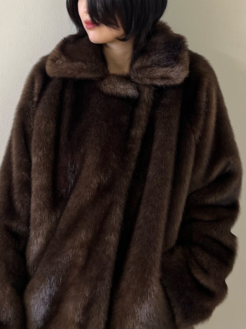 ブラウン系のその他アウター、ブラック系のワンピース、ブラック系のブーツを着用したレディースの冬コーディネートの4枚目の写真