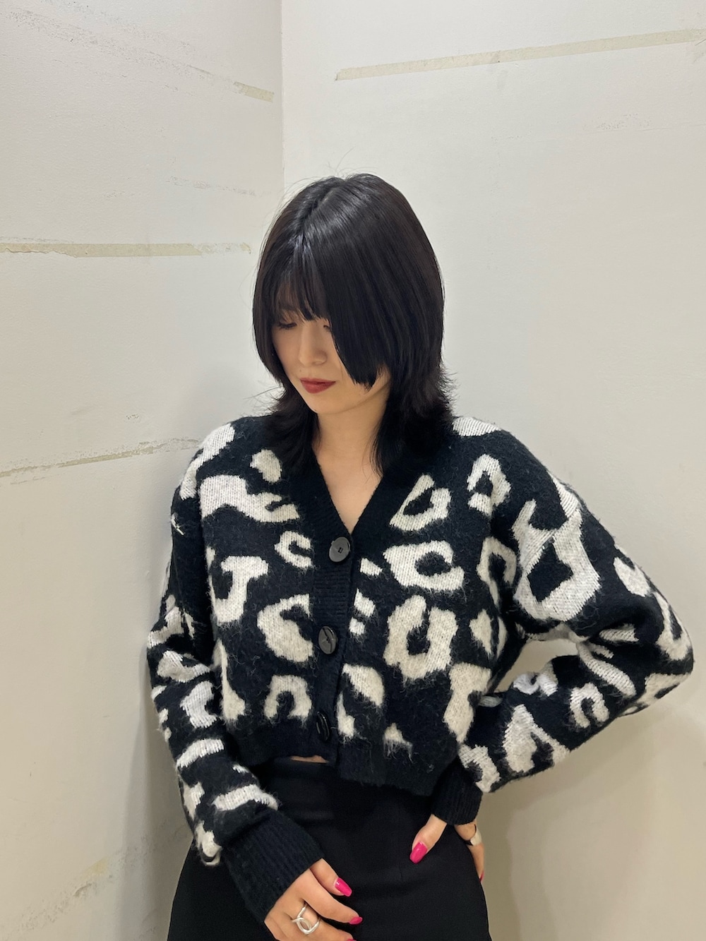 ブラック系のカーディガン/ボレロ、ブラック系のスカート、ブラック系のブーツを着用したレディースの冬コーディネートの4枚目の写真