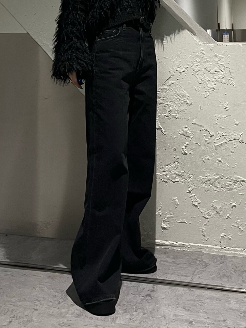 ブラック系のカーディガン/ボレロ、ブラック系のデニムパンツ、ブラック系のブーツを着用したレディースの秋コーディネートの7枚目の写真