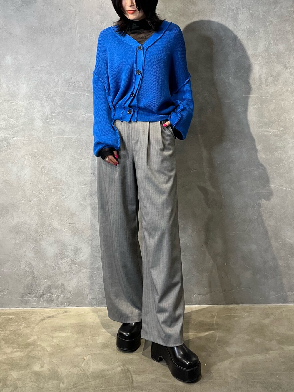 ブルー系のカーディガン/ボレロ、ブラック系のシャツ/ブラウス、グレー系のその他パンツを着用したレディースの冬コーディネートの2枚目の写真