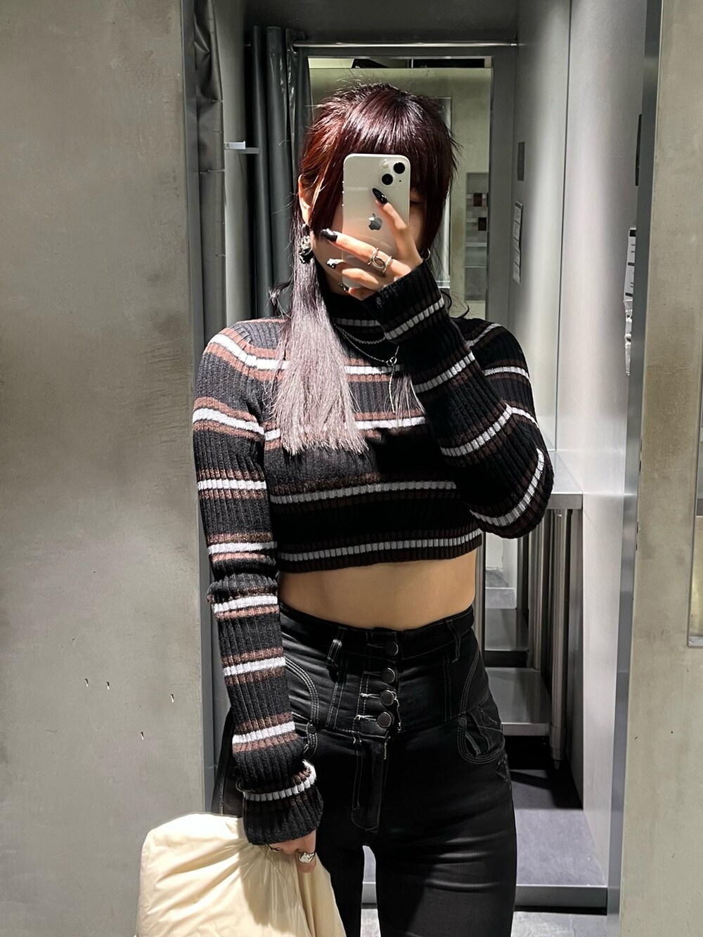 その他のニット/セーター、ホワイト系のダウンベスト、ブラック系のデニムパンツを着用したレディースの秋コーディネートの5枚目の写真