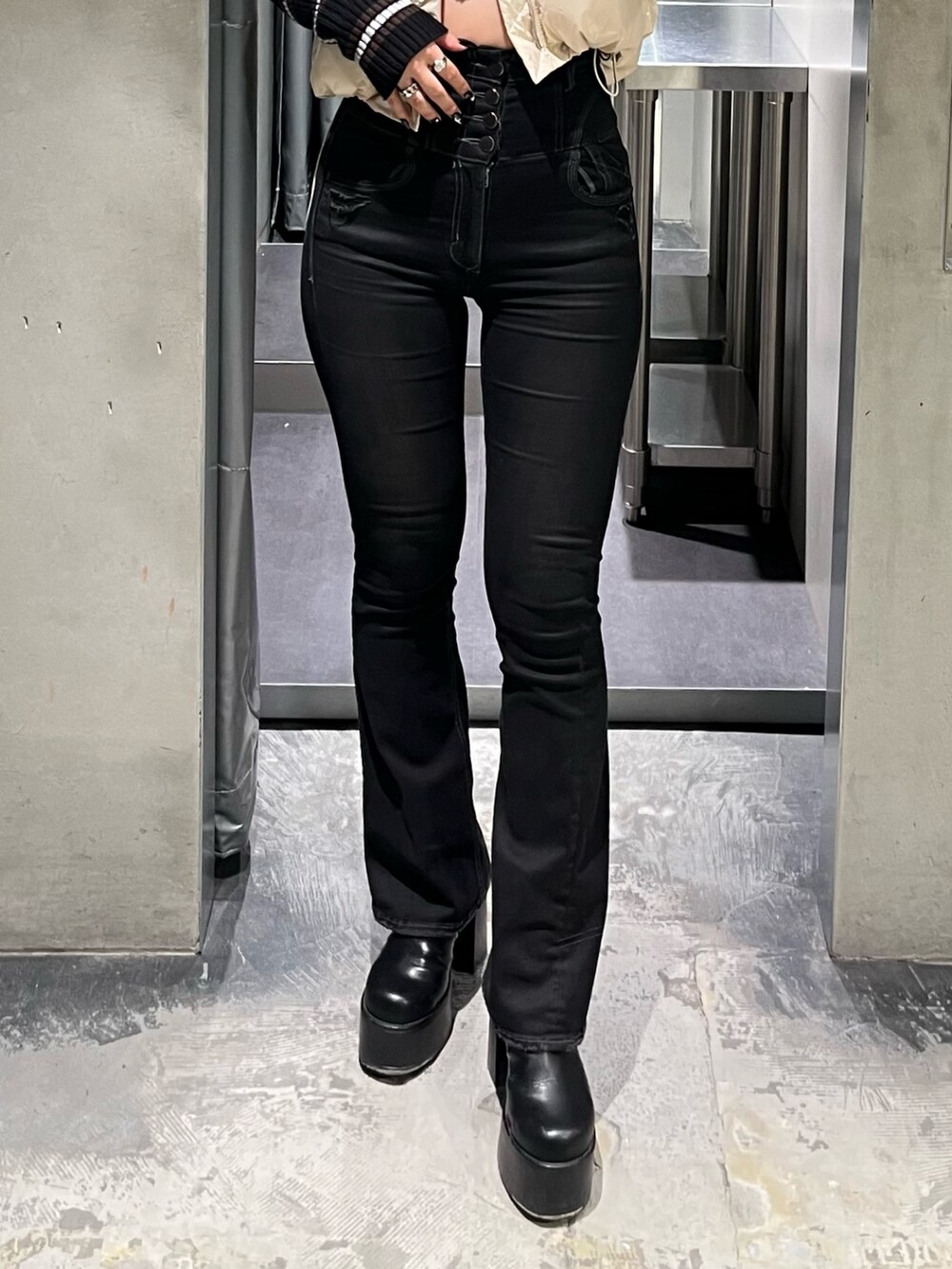 その他のニット/セーター、ホワイト系のダウンベスト、ブラック系のデニムパンツを着用したレディースの秋コーディネートの6枚目の写真