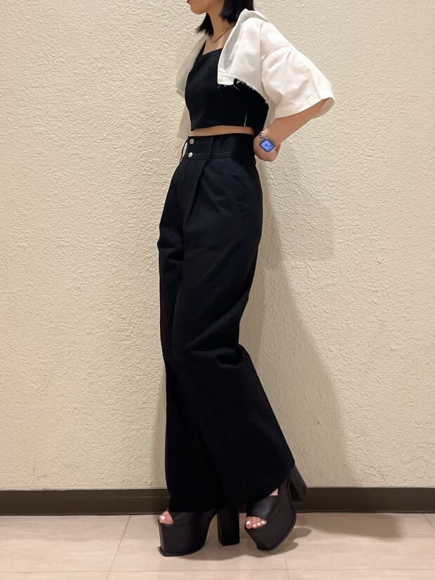 ブラック系のサンダル、ホワイト系のシャツ/ブラウス、ブラック系のその他パンツを着用したレディースの春コーディネートの2枚目の写真