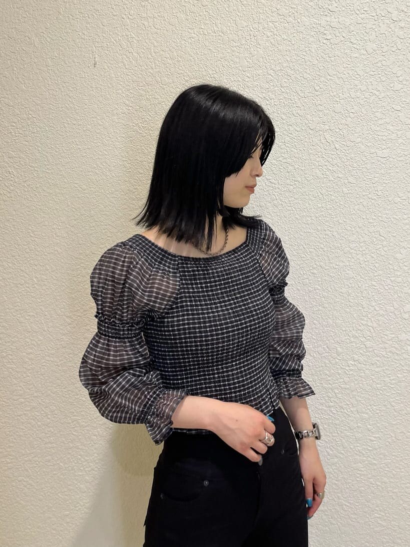 ブラック系のデニムパンツ、ブラック系のサンダル、その他のTシャツ/カットソーを着用したレディースの夏コーディネートの4枚目の写真