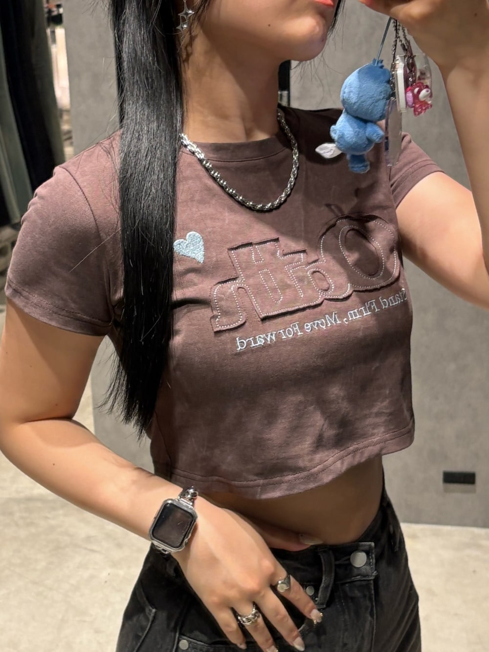 ブラウン系のTシャツ/カットソー、ブラック系のデニムパンツ、ブラック系のサンダルを着用したレディースの夏コーディネートの4枚目の写真