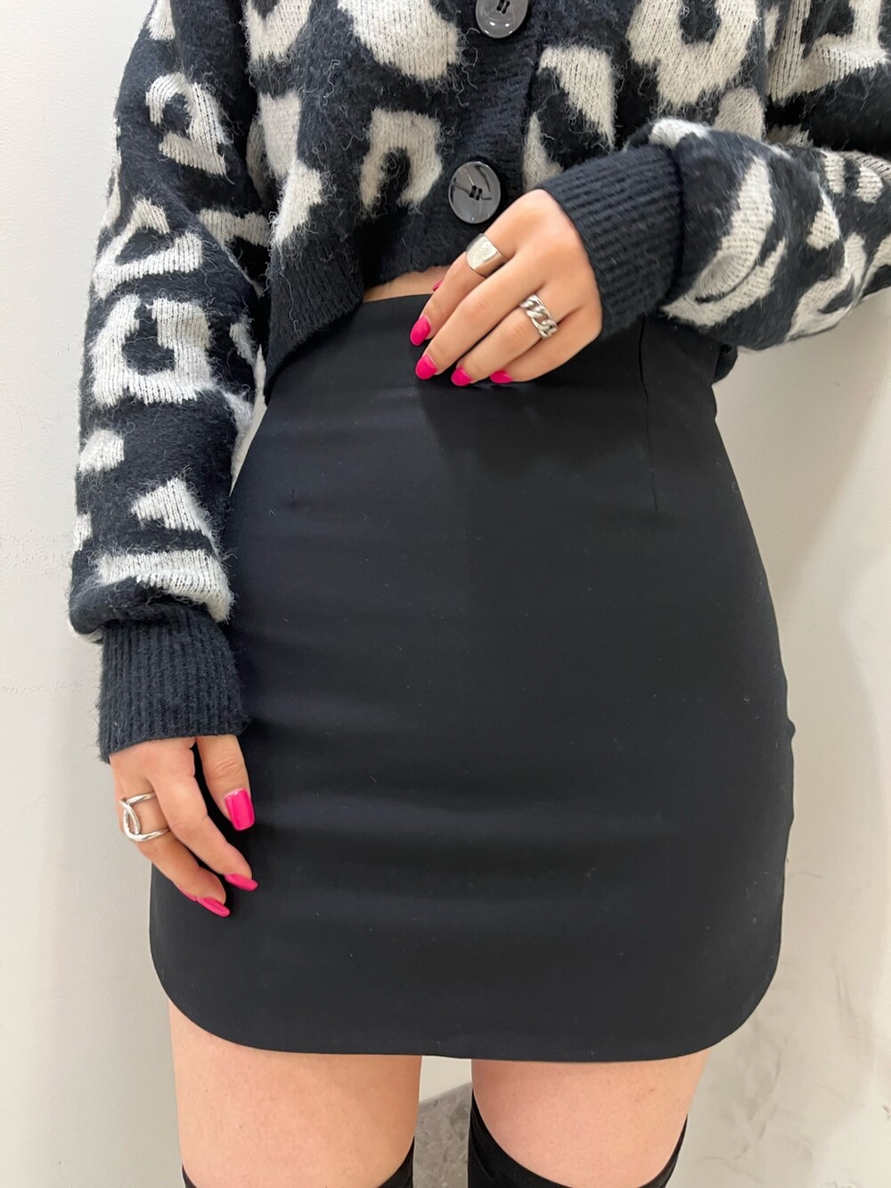 ブラック系のカーディガン/ボレロ、ブラック系のスカート、ブラック系のブーツを着用したレディースの冬コーディネートの6枚目の写真