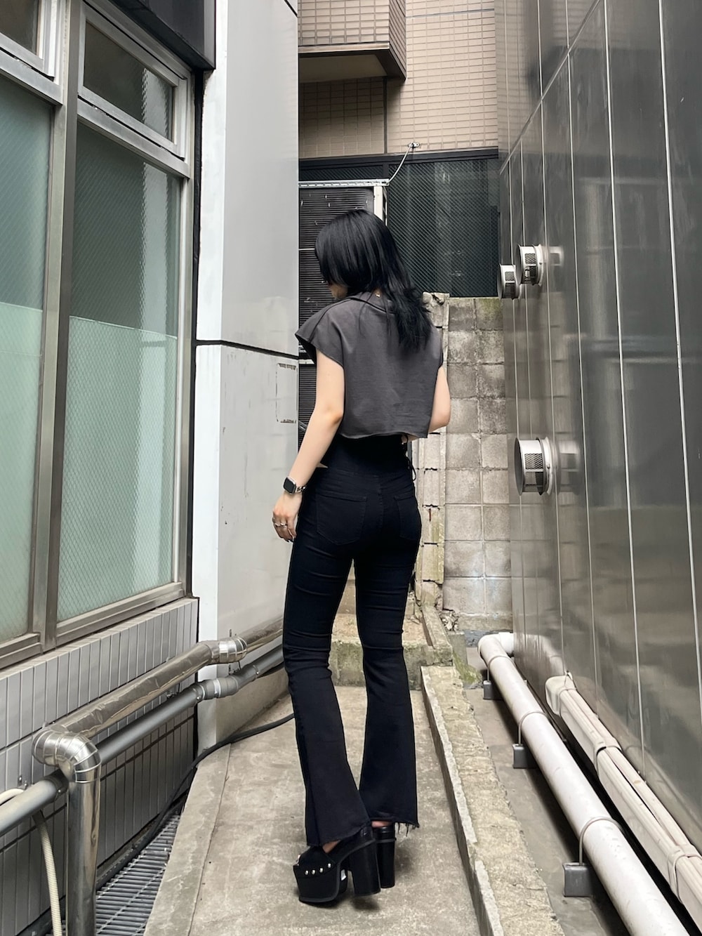 グレー系のTシャツ/カットソー、ブラック系のデニムパンツ、ブラック系のサンダルを着用したレディースの夏コーディネートの3枚目の写真