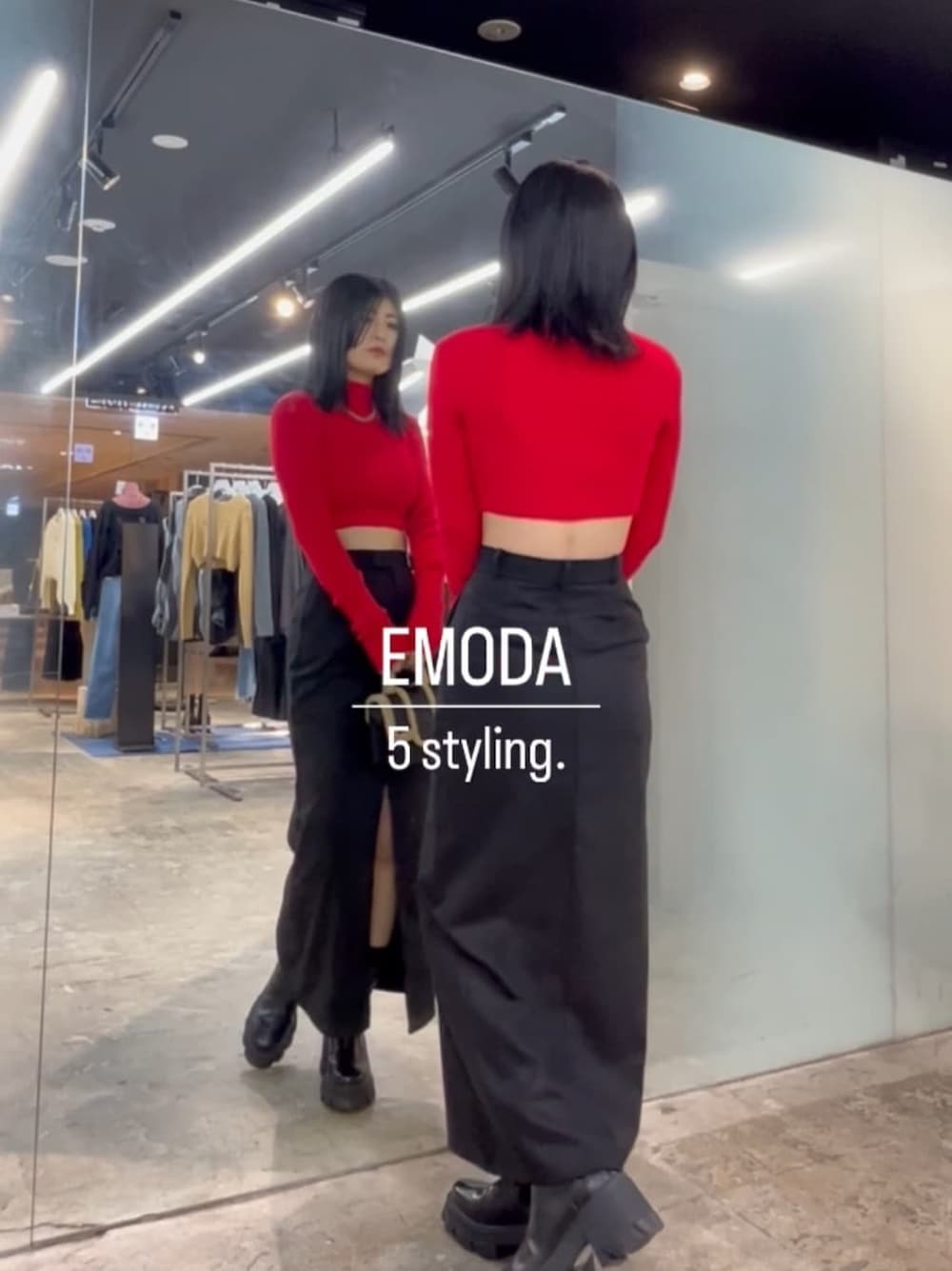 ブラック系のブーツ、レッド系のニット/セーター、ブラック系のスカートを着用したレディースの秋コーディネートの2枚目の写真