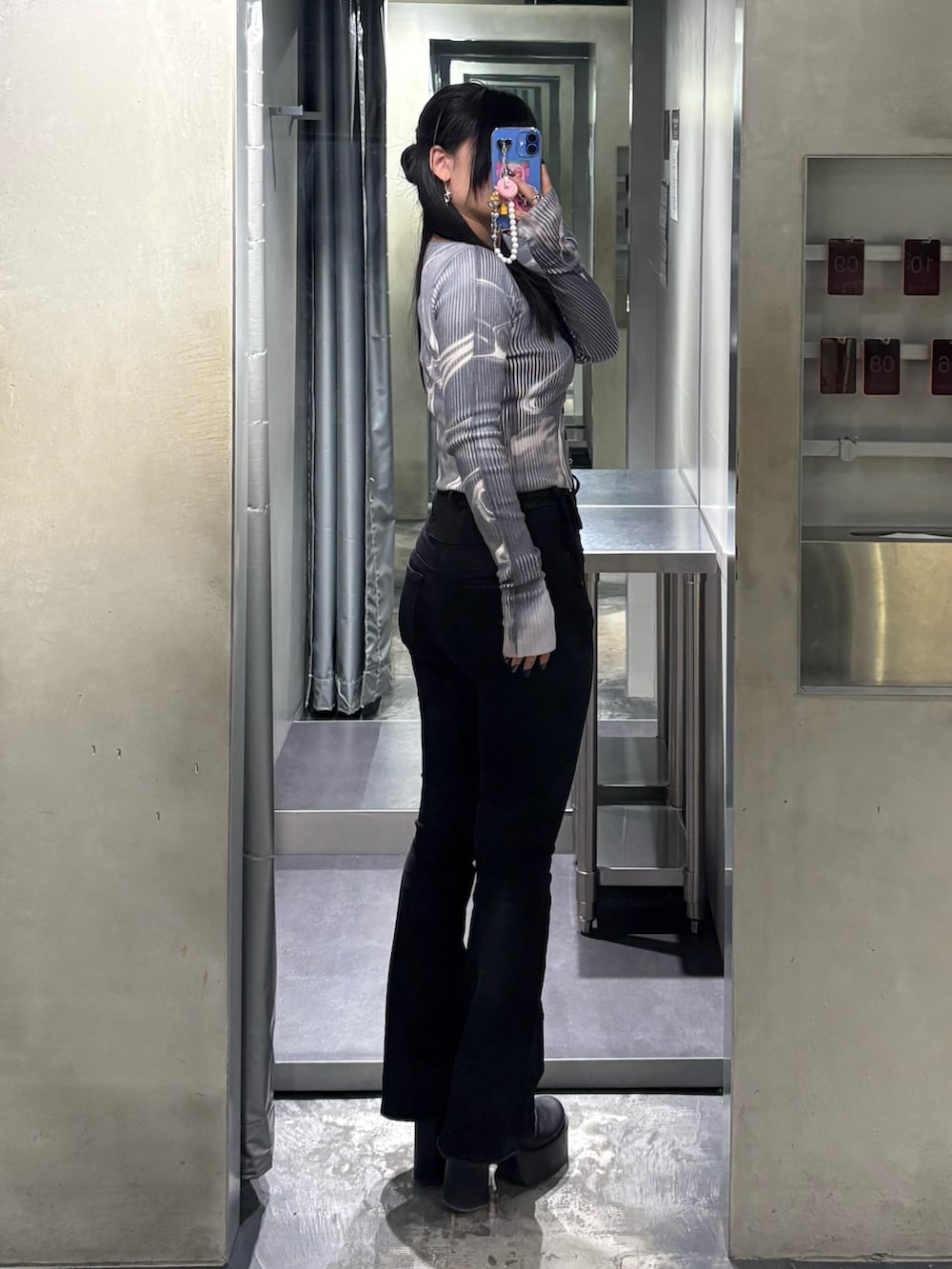 その他のニット/セーター、ブラック系のデニムパンツ、ブラック系のブーツを着用したレディースの冬コーディネートの3枚目の写真