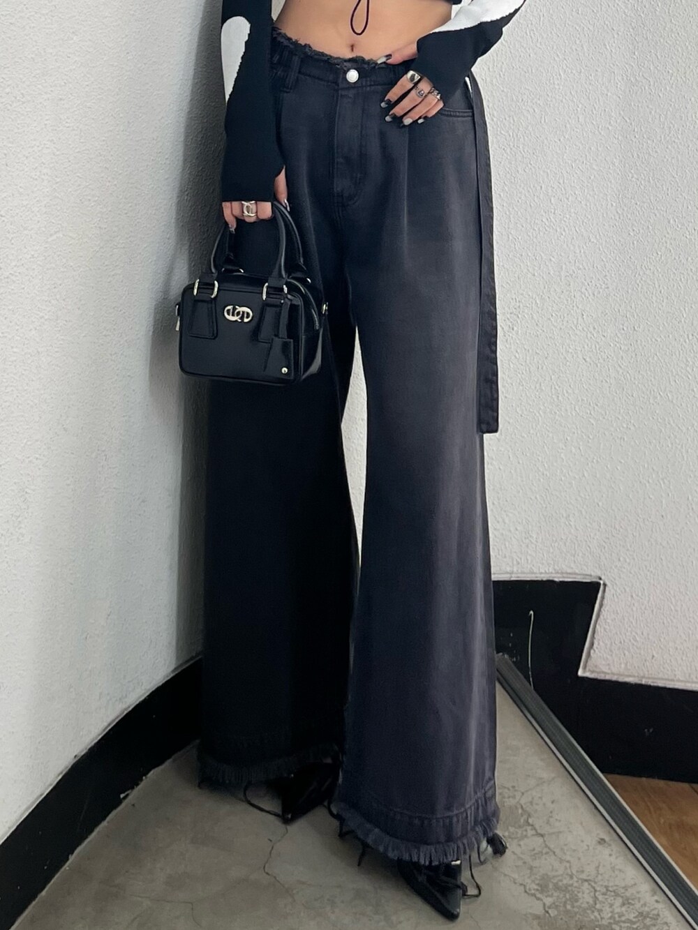 ブラック系のキャミソール、その他のニット/セーター、ブラック系のデニムパンツを着用したレディースの冬コーディネートの6枚目の写真