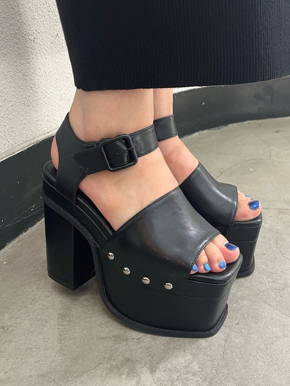 「クロップド丈、ショートシャツ、柄シャツ、チェックシャツ、オールブラック、モノトーン、ワイドデニム、ローライズ、へそ出し、厚底サンダル、デニムコーデ、高身長女子」｜「EMODAのカットオフクロップドシャツ（シャツ/ブラウス、その他）」を使った、丸山幾世子さん（レディース・168cm）の夏コーディネートの8枚目の写真