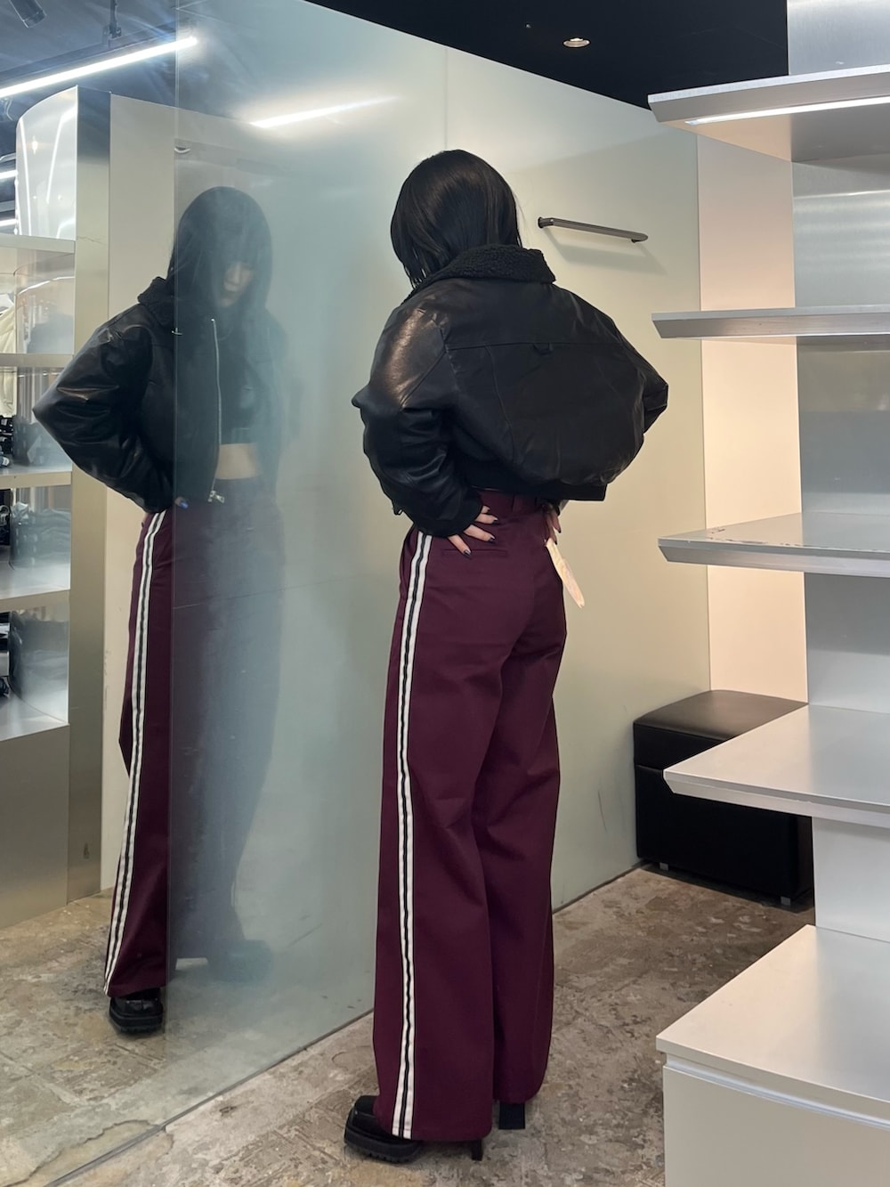 ブラック系のブルゾン、レッド系のその他パンツ、ブラック系のニット/セーターを着用したレディースの秋コーディネートの3枚目の写真