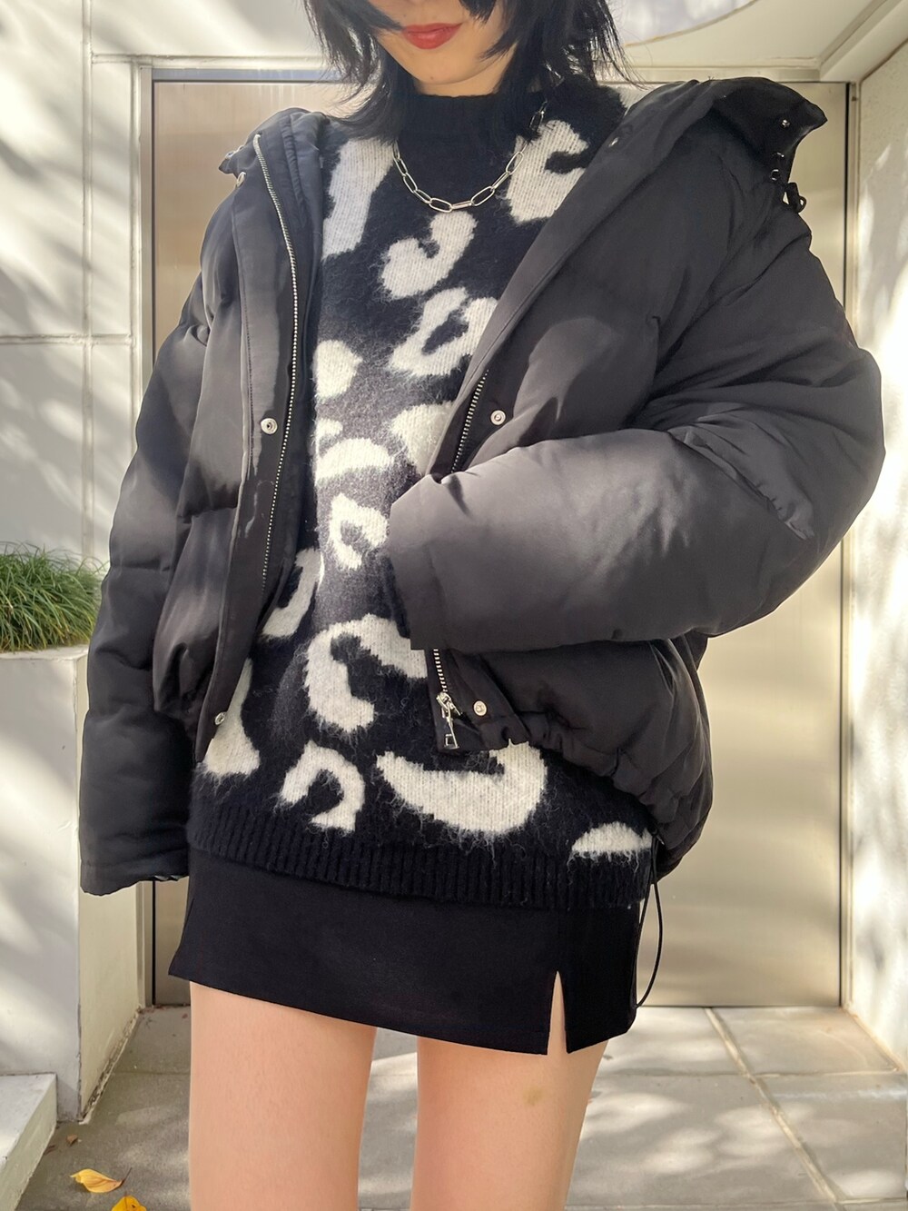 ブラック系のダウンジャケット/コート、ブラック系のニット/セーター、ブラック系のスカートを着用したレディースの冬コーディネートの4枚目の写真