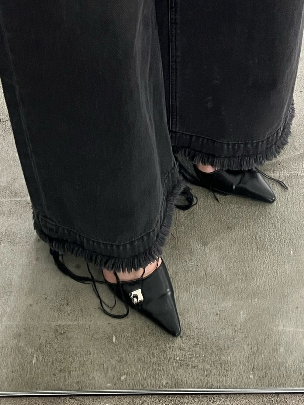 ブラック系のキャミソール、その他のニット/セーター、ブラック系のデニムパンツを着用したレディースの冬コーディネートの7枚目の写真