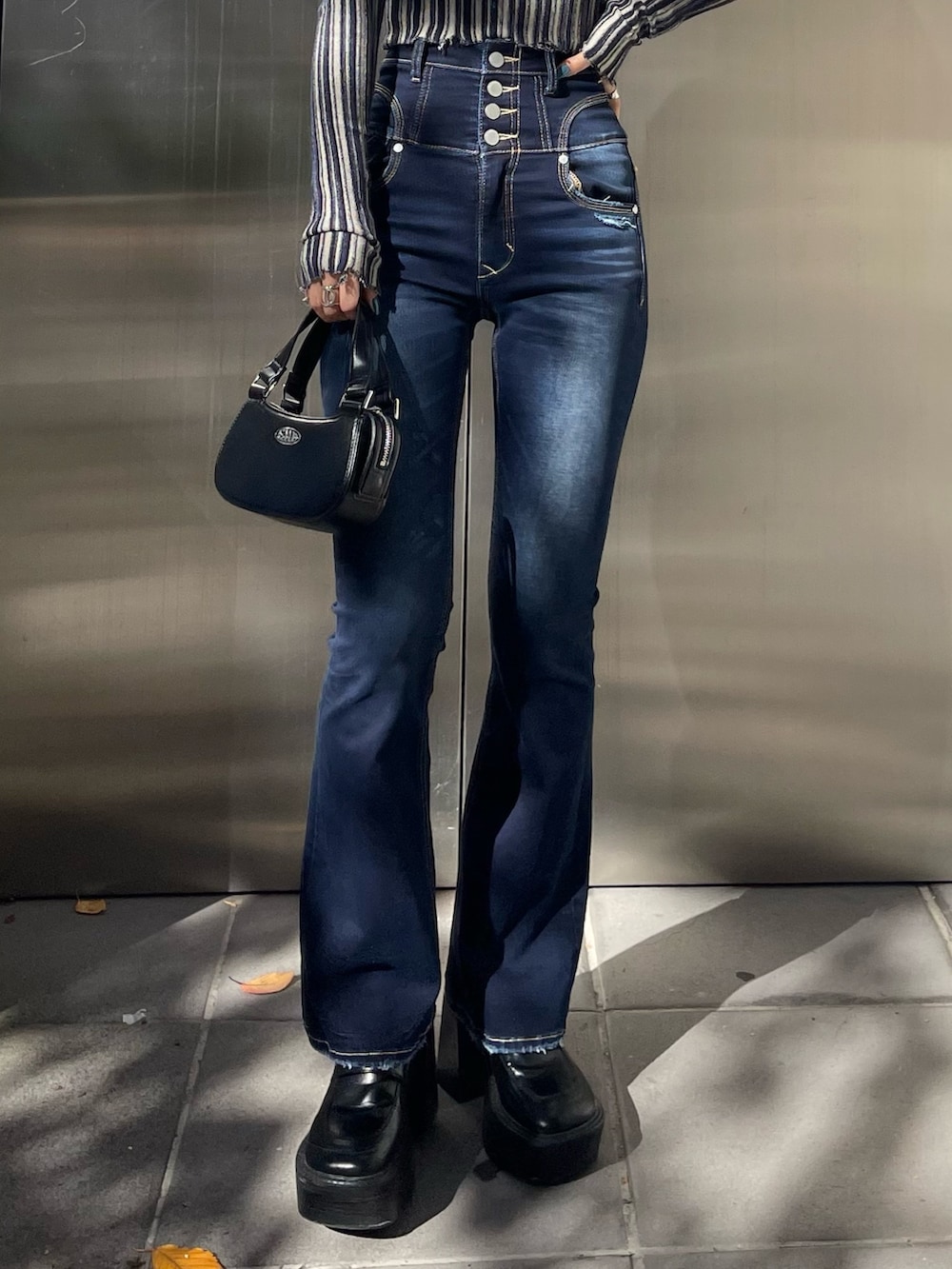 ブラック系のローファー、ブルー系のデニムパンツ、グレー系のその他アウターを着用したレディースの秋コーディネートの7枚目の写真