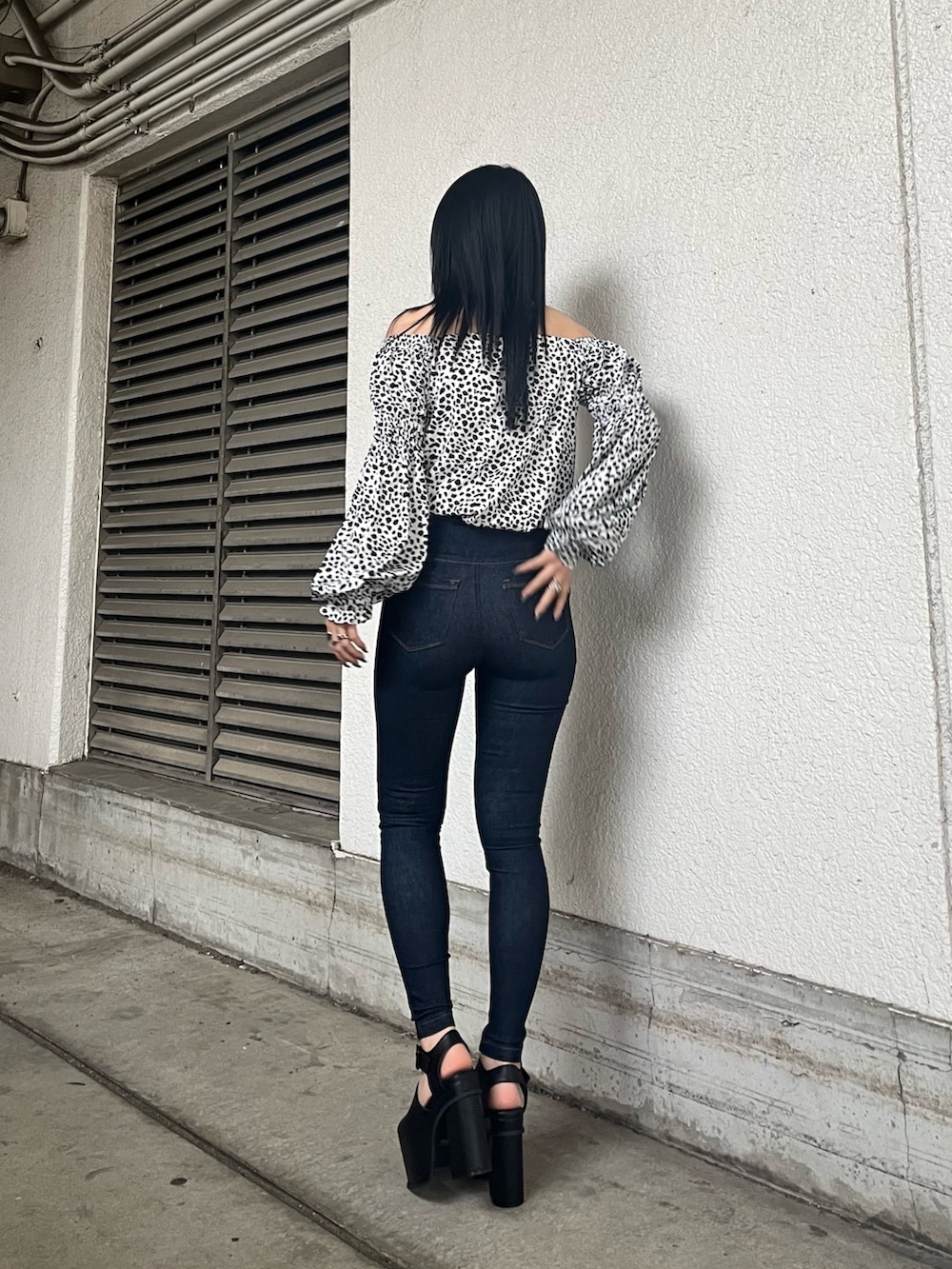 その他のTシャツ/カットソー、ブルー系のデニムパンツ、ブラック系のサンダルを着用したレディースの春コーディネートの4枚目の写真