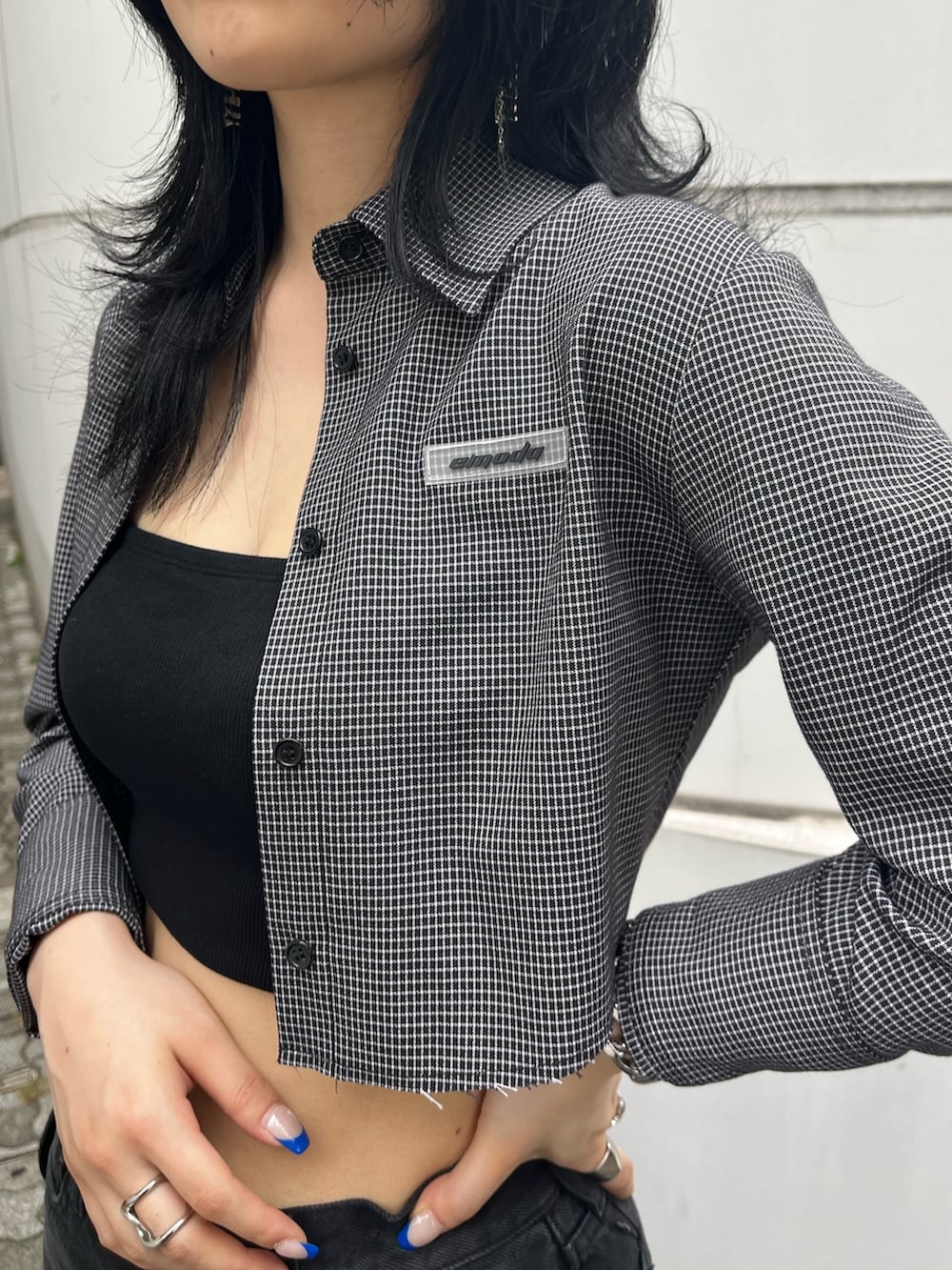 「クロップド丈、ショートシャツ、柄シャツ、チェックシャツ、オールブラック、モノトーン、ワイドデニム、ローライズ、へそ出し、厚底サンダル、デニムコーデ、高身長女子」｜「EMODAのカットオフクロップドシャツ（シャツ/ブラウス、その他）」を使った、丸山幾世子さん（レディース・168cm）の夏コーディネートの5枚目の写真