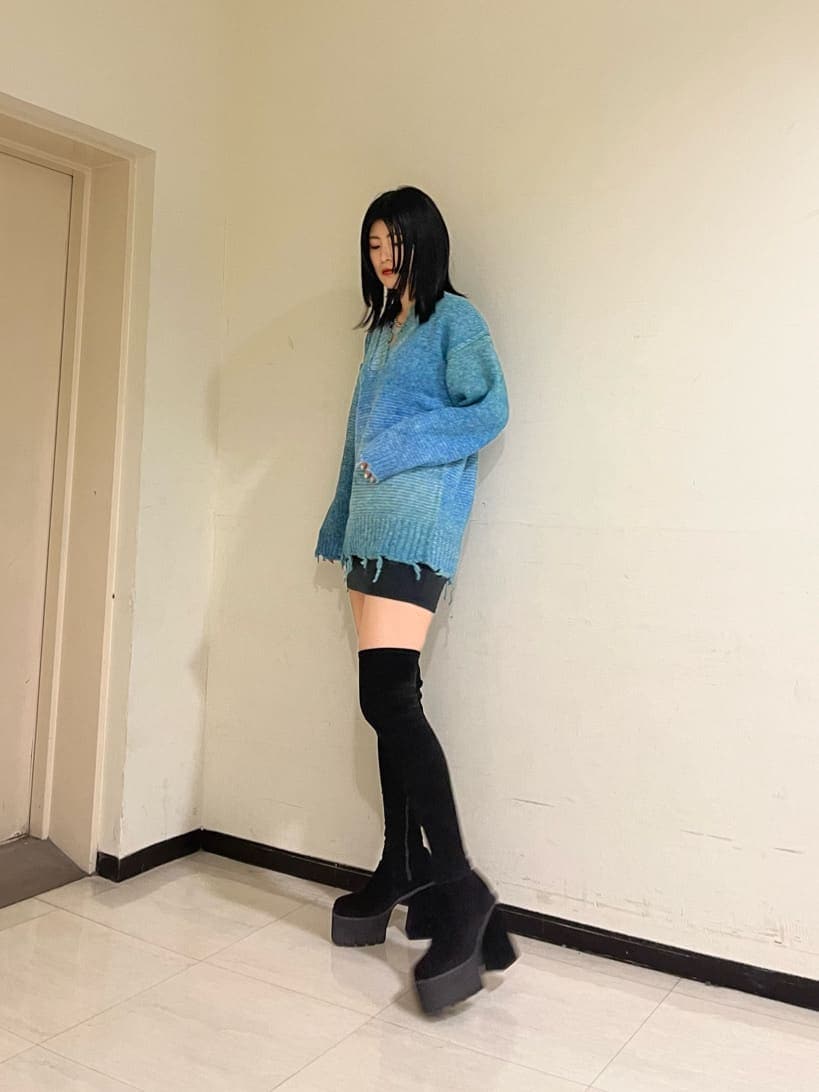 ブラック系のスカート、ブラック系のブーツ、ブラック系のスカートを着用したレディースの秋コーディネートの3枚目の写真