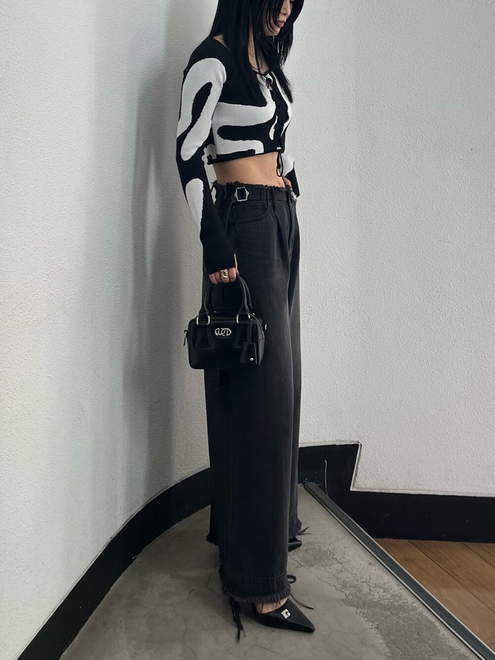 ブラック系のキャミソール、その他のニット/セーター、ブラック系のデニムパンツを着用したレディースの冬コーディネートの3枚目の写真