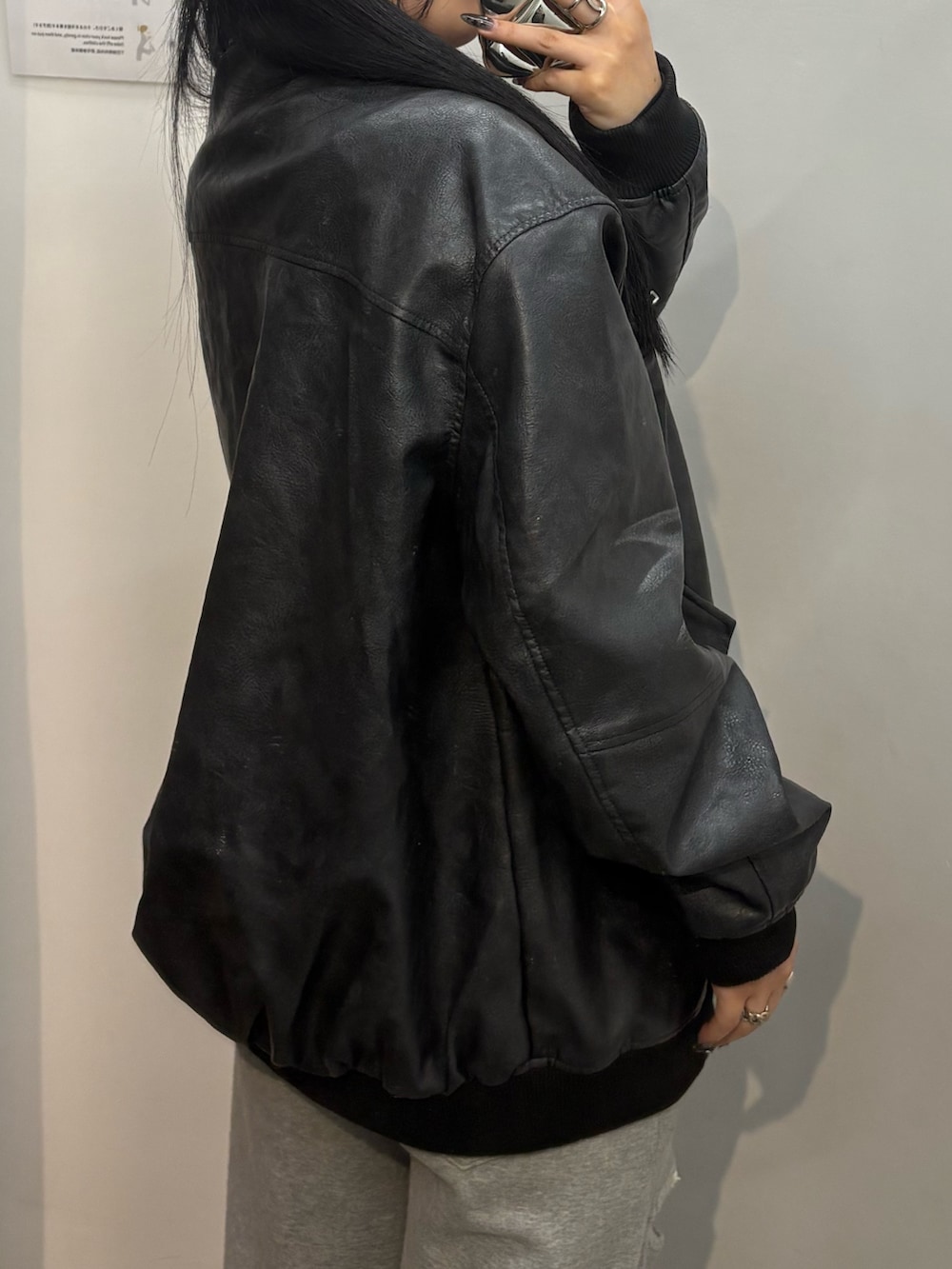 ブラック系のブルゾン、グレー系のスウェットパンツ、ブラック系のブーツを着用したレディースの秋コーディネートの5枚目の写真