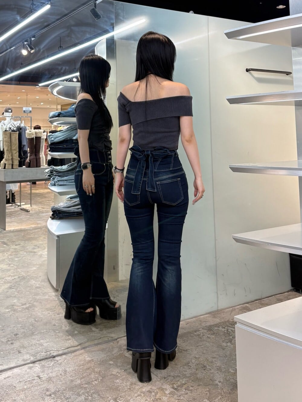 ブラック系のサンダル、ブルー系のデニムパンツ、ブラック系のニット/セーターを着用したレディースの夏コーディネートの3枚目の写真