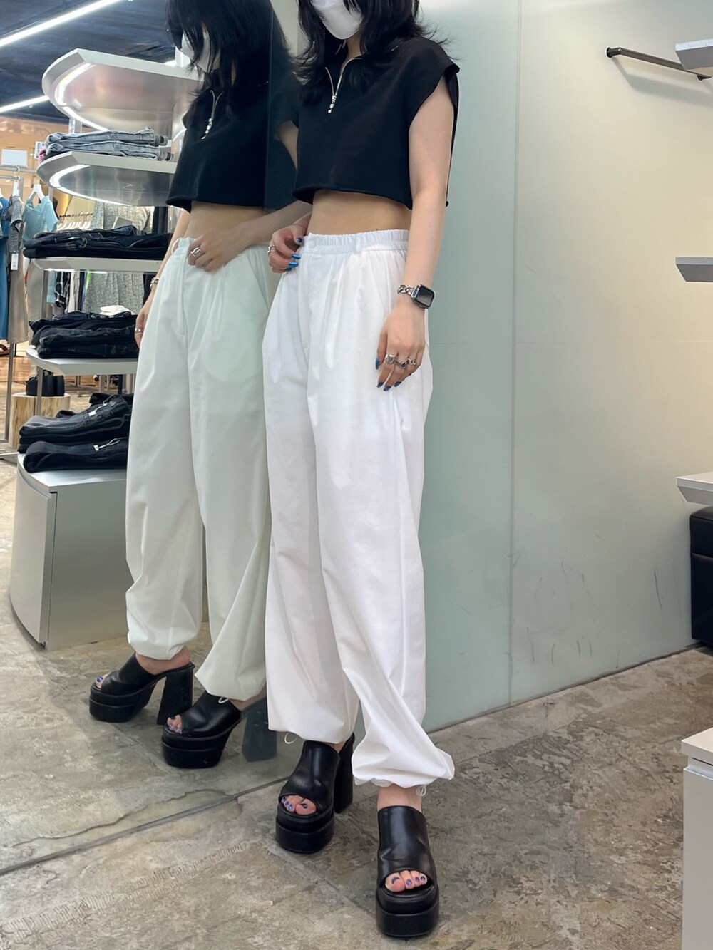 ブラック系のTシャツ/カットソー、ホワイト系のその他パンツ、ブラック系のサンダルを着用したレディースの夏コーディネートの2枚目の写真