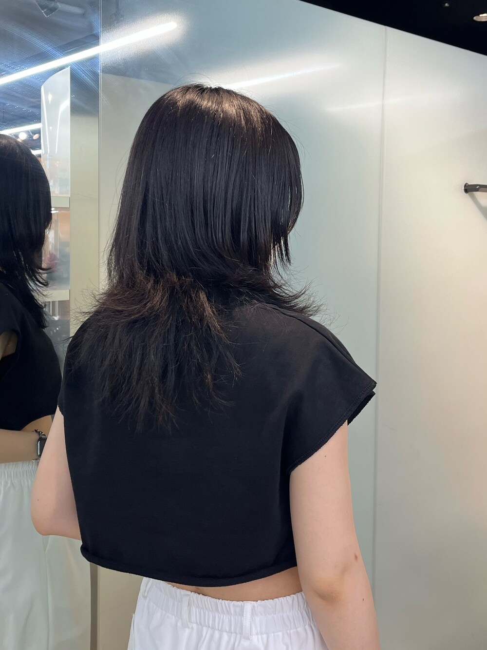 ブラック系のTシャツ/カットソー、ホワイト系のその他パンツ、ブラック系のサンダルを着用したレディースの夏コーディネートの6枚目の写真