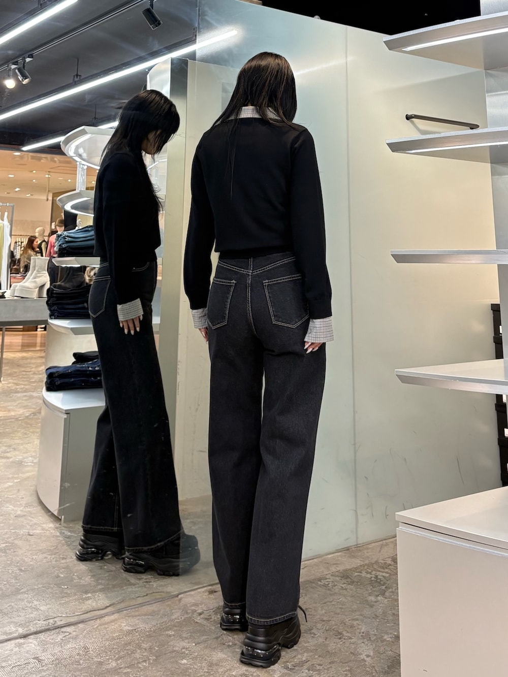 ブラック系のシャツ/ブラウス、ブルー系のデニムパンツ、ブラック系のスニーカーを着用したレディースの冬コーディネートの3枚目の写真